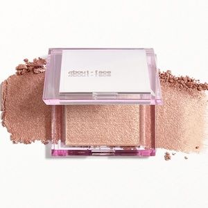 About Face Light Lock Powder Highlight in Stars On Fire